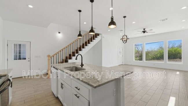 Building Photo - 893 E Mather St