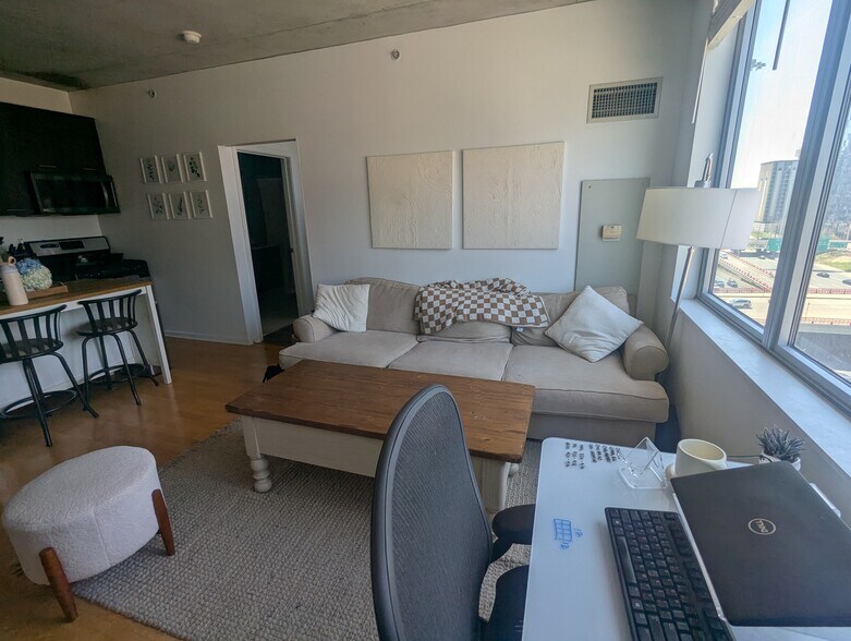 Building Photo - 659 W Randolph St