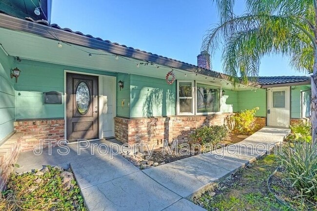 Building Photo - 865 Royal Green Ave