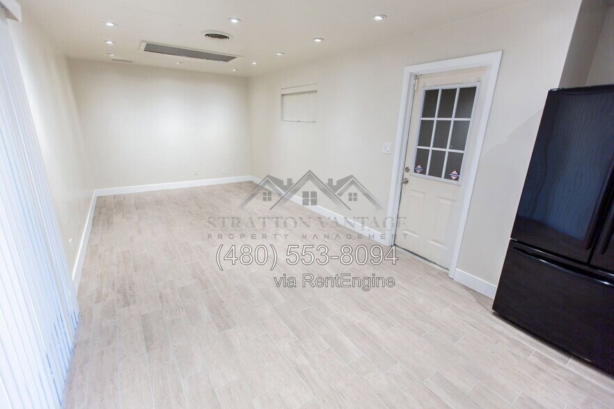 Building Photo - 2533 E Blanche Dr