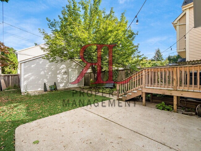 Building Photo - 362 W 4th Ave