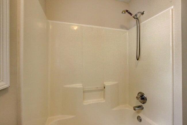 Building Photo - 3 bed 2 bath w sweet basement.  Go