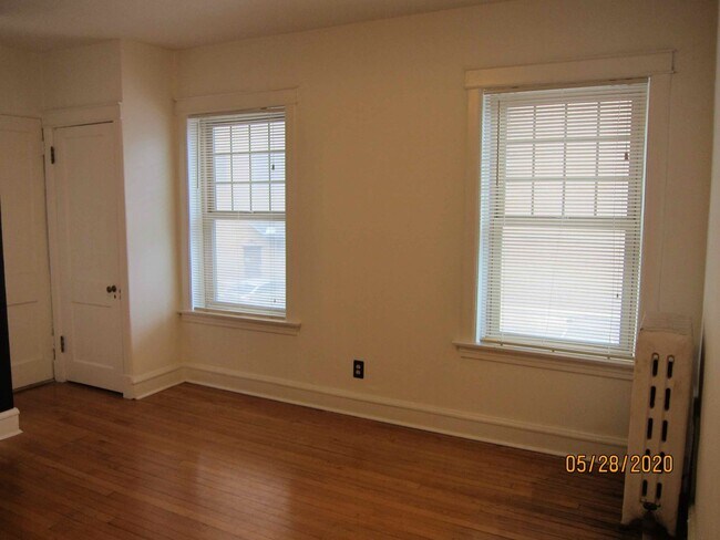 Building Photo - Available October 2025- Gorgeous, Sunny 1 ...