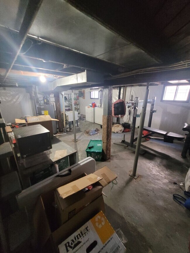 Building Photo - AVAILABLE JUNE - 3 Bed 1 Bath w/ Bonus Att...
