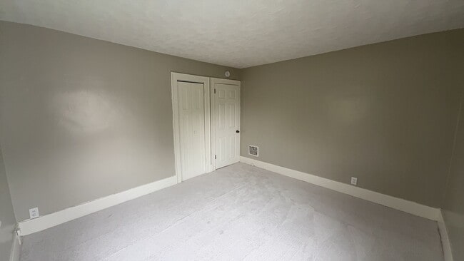 Building Photo - 2040 Wyndhurst Rd