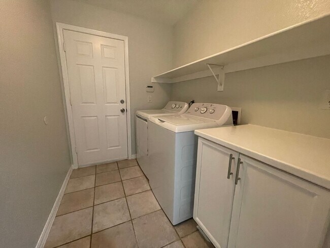 Building Photo - Charming Single-Story Home with 3-Car Gara...