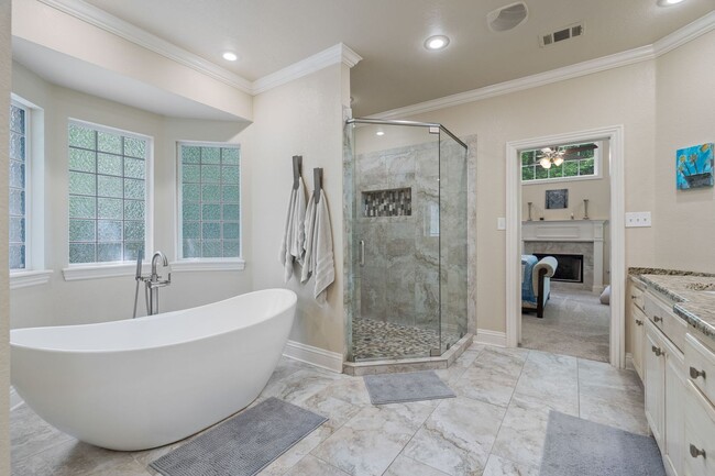 Building Photo - Luxury Living