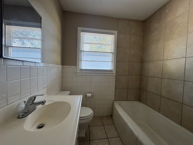 Building Photo - Charming 2 Bed 1 Bath 1 Car Garage Home