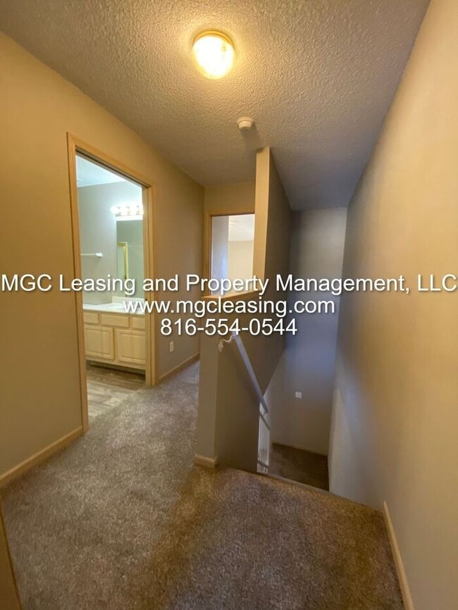 Building Photo - Harrisonville 2 Bedroom 2.5 Bath Townhome!