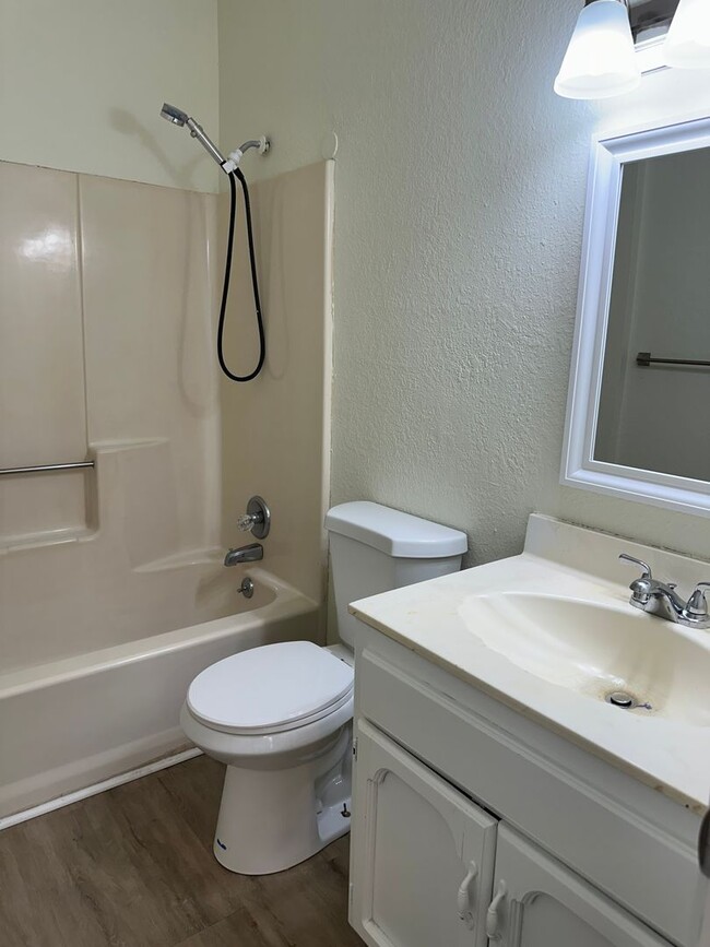 Building Photo - Newly Updated 2 bedroom 1 bath in Excelsio...