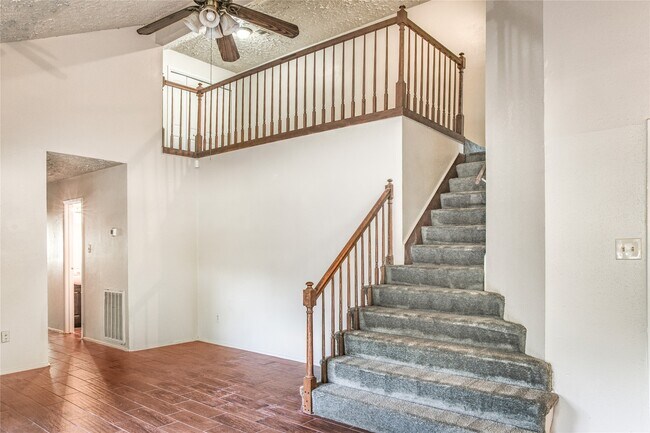 Building Photo - 10025 Rosbrook Dr