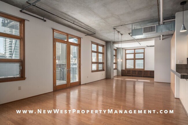 Building Photo - Modern East Village Loft at M2i, Small Pet OK! Available Now!