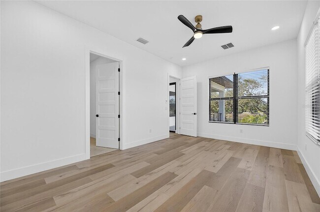 Building Photo - 2335 Oak Terrace