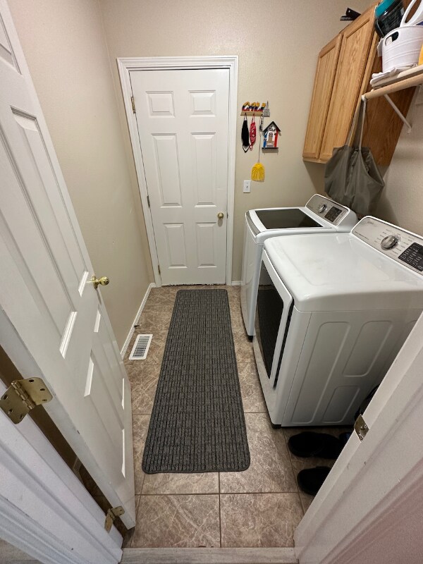 Building Photo - 270 E 15th N St