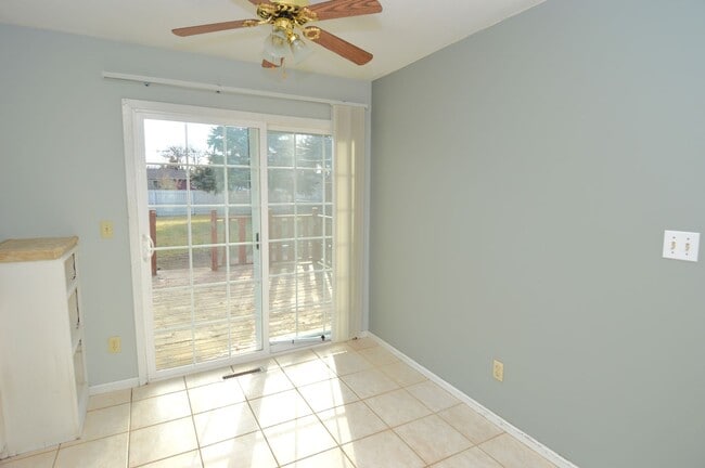 Building Photo - Huge 4 Bed 2 Bath Single Family Home!! Ton...