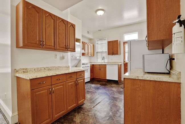 Building Photo - Professionally Managed// 3 Bedroom 2 Bathroom Condo // Kalorama/Dupont Circle// 1 Parking Spot In...