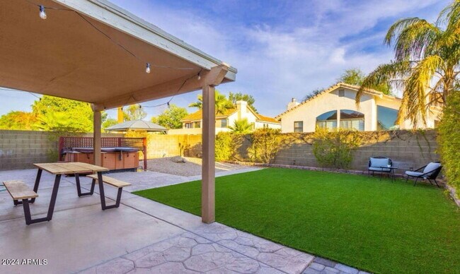 Building Photo - 8813 E Charter Oak Dr