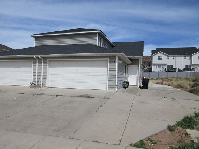 Primary Photo - 7 bedroom, 3 bathroom twin home