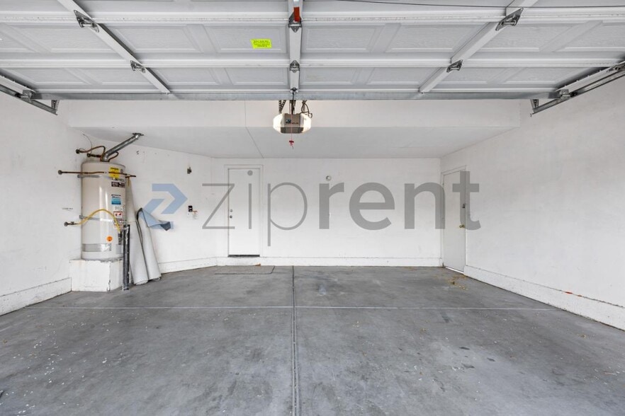 Building Photo - Unit