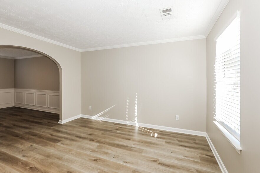 Building Photo - 1365 Camelia St