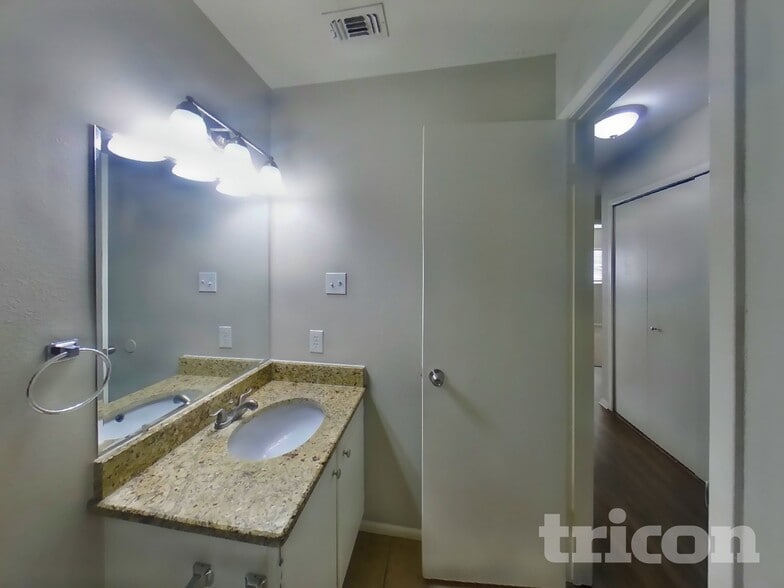 Building Photo - 7606 Chatsworth