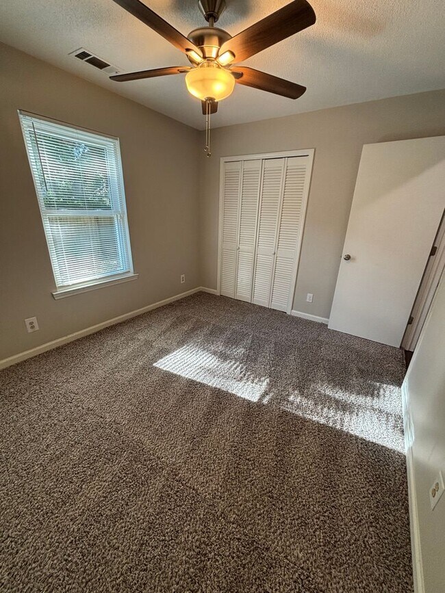 Building Photo - Don’t Miss Out on This Charming 3 Bed, 2 B...