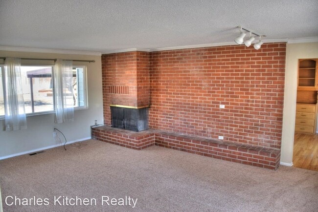 Building Photo - 4 br, 2 bath House - 1050 Holly Way