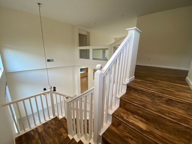 Building Photo - Desirable 5br3 car garage executive home b...