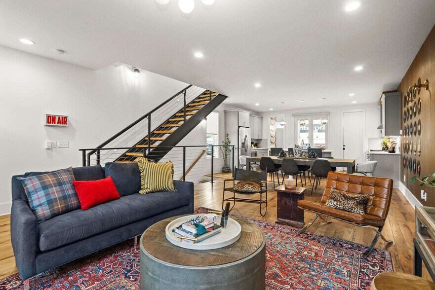 Building Photo - 772 E Argyle Ave