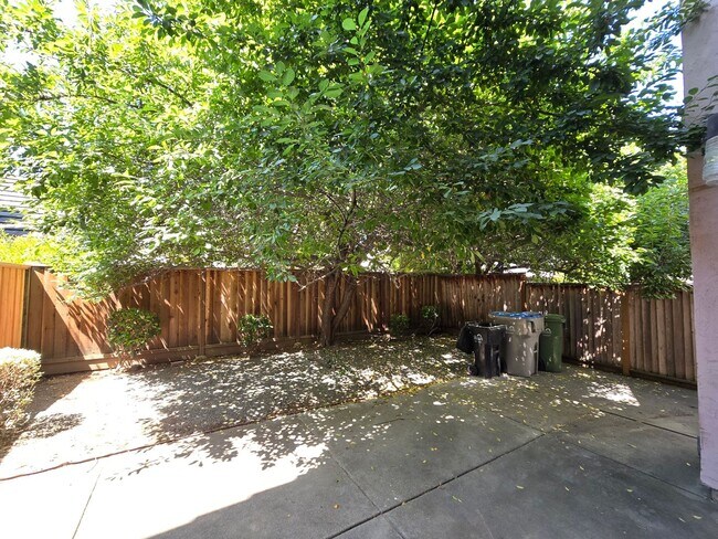 Building Photo - Large 4 bed/2.5 bath home with vaulted cei...