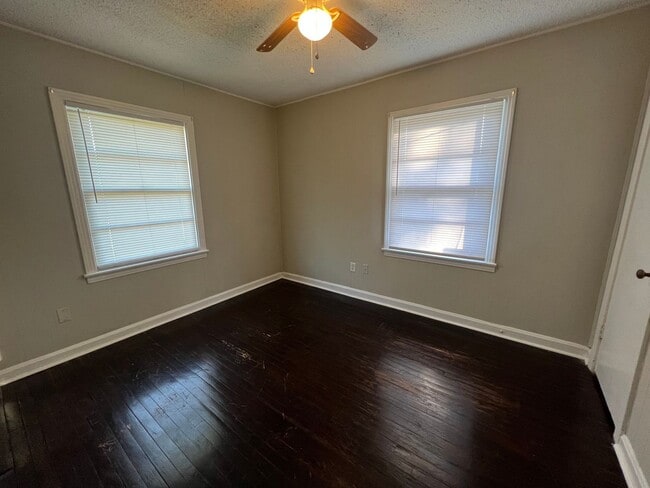 Building Photo - Lovely 3 Bedroom 1 Bathroom Home with a Fenced Backyard!