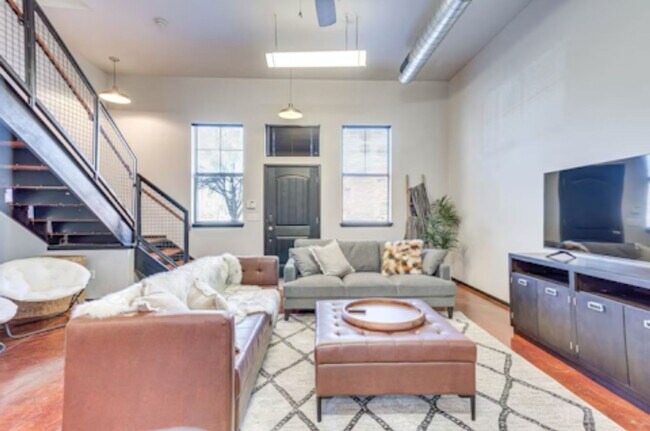 Building Photo - Large furnished Townhome in Norman!