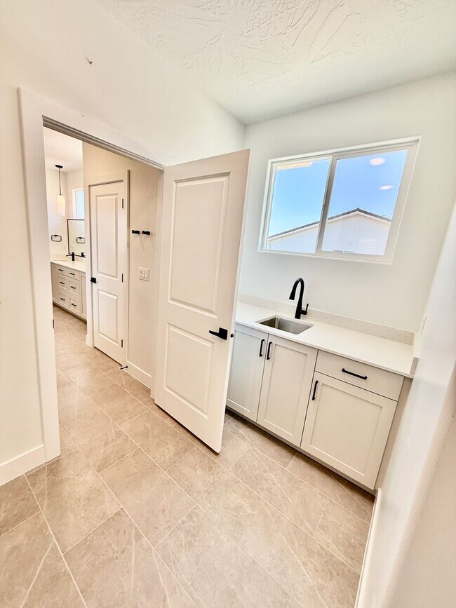 Building Photo - BRAND NEW Three Bedroom Townhome in Desert...