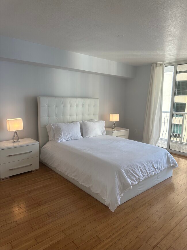 Bedroom has access to balcony - 1200 Brickell Bay Dr