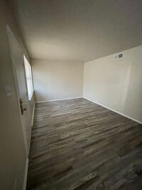 Building Photo - 2 bedroom 1 bath