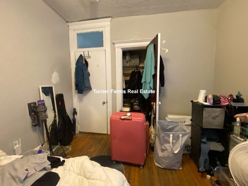 Building Photo - 463 Park Dr