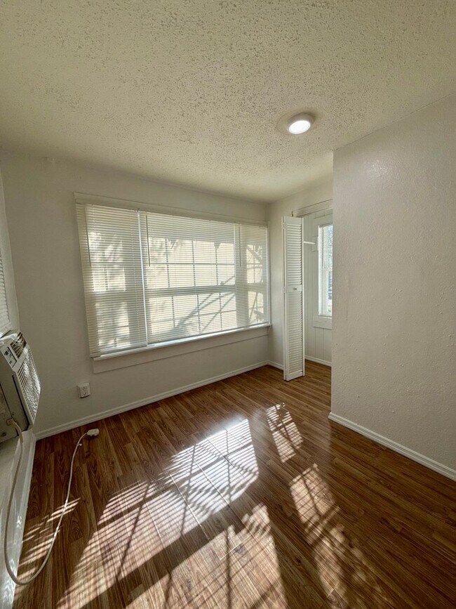 Building Photo - Affordable Single Family Home with Big Rooms!