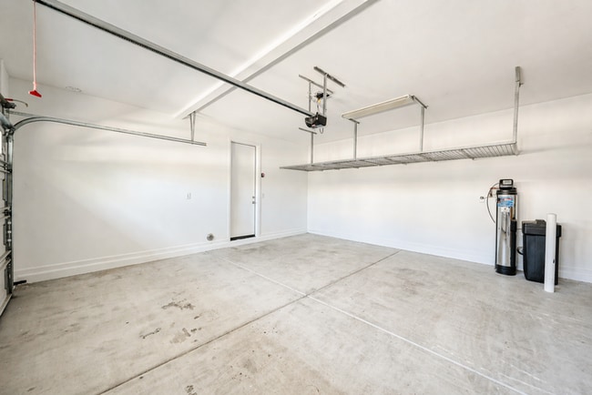 Building Photo - Stunning 5 Bed/5Bath Home in Gated Community – Over 3,100 SqFt of Modern Living -New Carpet throu...