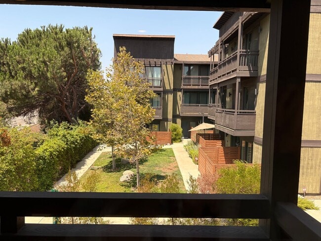 Building Photo - Luxury 3+3 Townhome in prestigious Crescen...