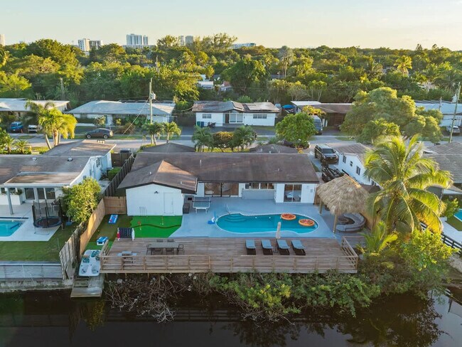 Building Photo - 2365 NE 195th St