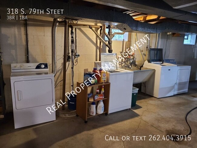 Building Photo - 318 S 79th St