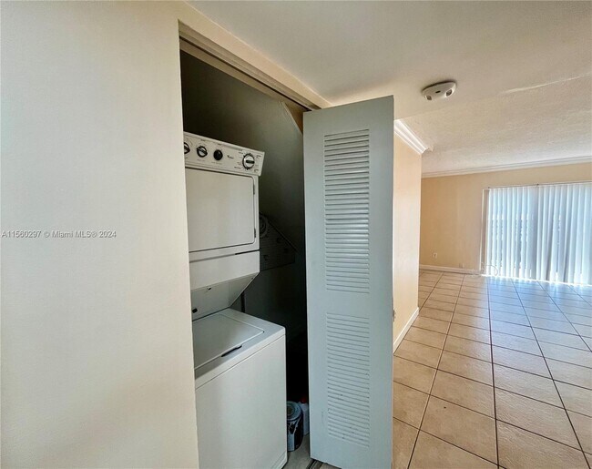 Building Photo - 8600 SW 109th Ave