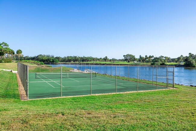 Building Photo - 374 Golfview Rd