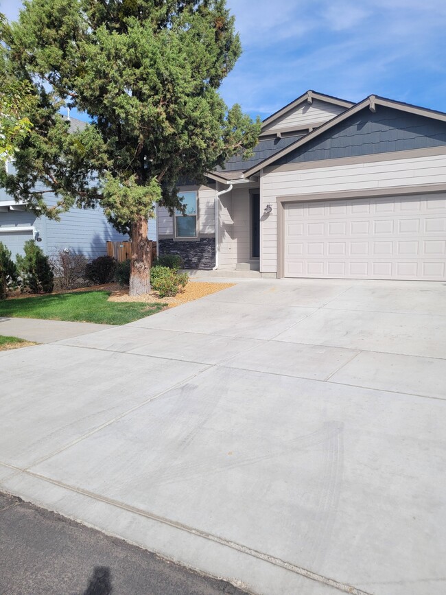 Building Photo - 3170 NE Coho St