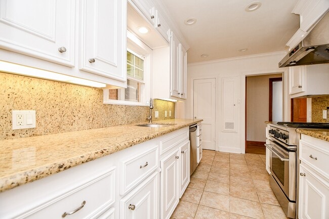 Building Photo - 609 Milwaukee St