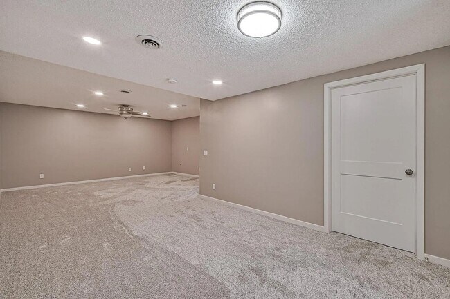 Building Photo - Spacious 4-Bed 4-Bath Home in Buffalo - Available 7/1!
