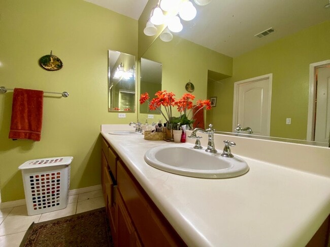 Building Photo - RB 4S Ranch 4br/2.5bath/yard/Garage Granite Kitchen $5490