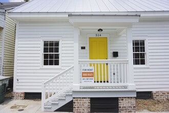 Building Photo - 2 BED | 2 BATH | HISTORIC DISTRICT | GATED BACKYARD WITH PORCH