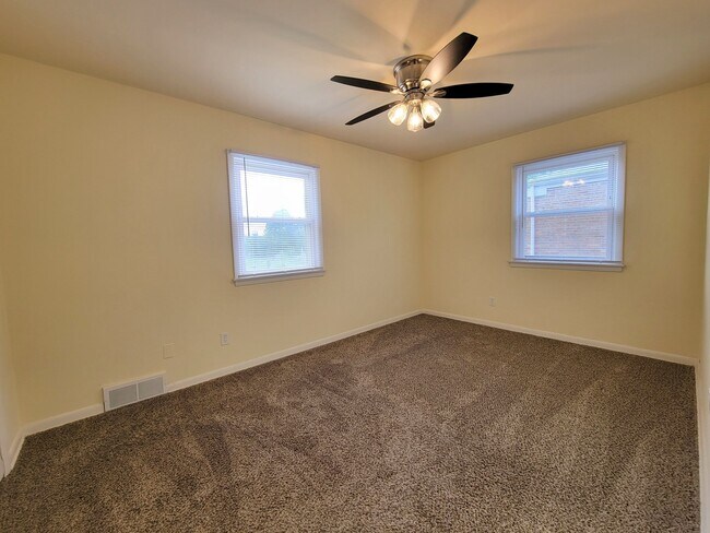 Building Photo - 611 Waukegan Rd