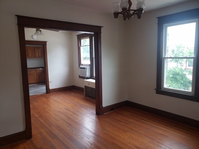 Building Photo - 319 Chicago Ave